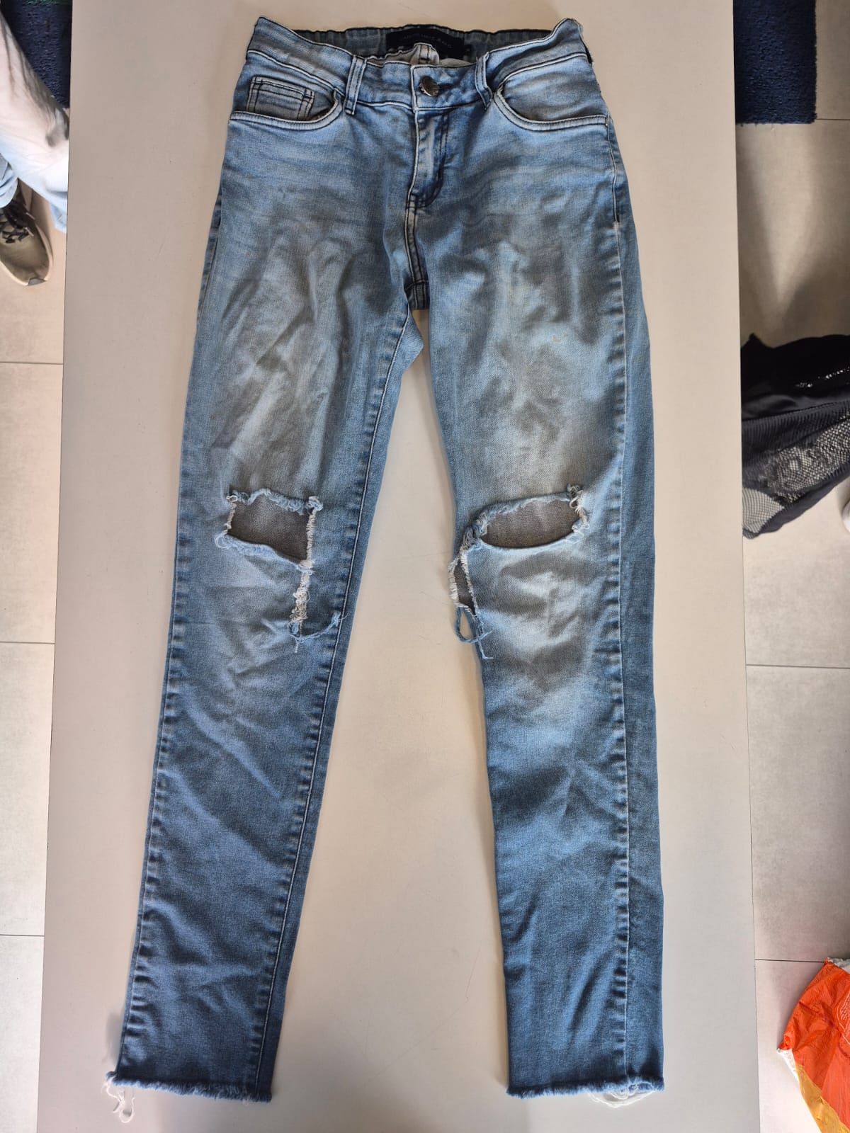 Calça Jeans Reta Com Rasgos